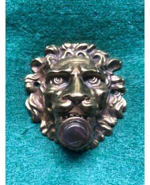 Campanello in bronzo raffigurante testa di leone.
