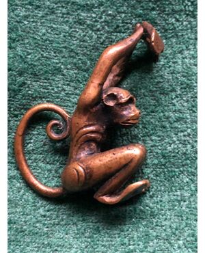 Piccolo bronzetto raffigurante scimmia.Austria.