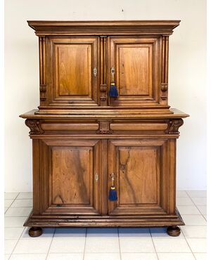 Credenza doppio corpo in noce . XVIII secolo
