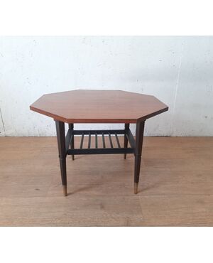 PICCOLO TAVOLINO BASSO MARCHIATO F.G.S. IN TEAK ANNI 50 CON PUNTALI IN MATALLO