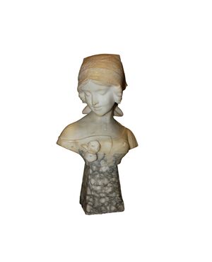Mezzobusto francese in marmo Raffigurante Dama con Copricapo