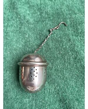 Acorn-shaped tea strainer in silver.Without punch.     