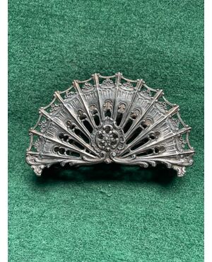 Portatovaglioli in argento traforato con motivi ornamentali floreali e rocaille.Italia.