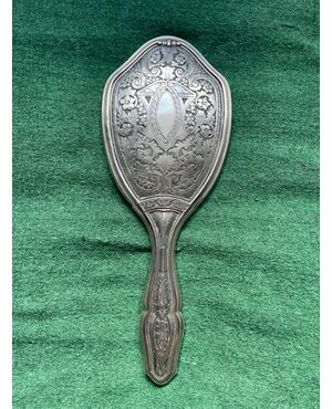 Specchio in argento inciso con motivi floreali e neoclassici.Punzone sconosciuto.