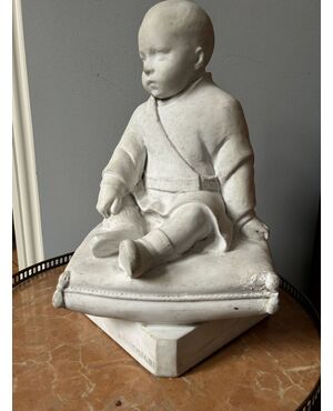 Scultura di un bambinon seduto, marmo bianco