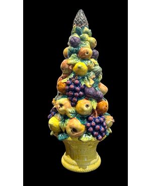 Centrotavola trionfo di frutta in maiolica con base a cesto e forma piramidale.Zaccagini,Firenze.