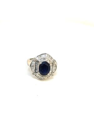 Anello in oro con zaffiro e diamanti baguettes
