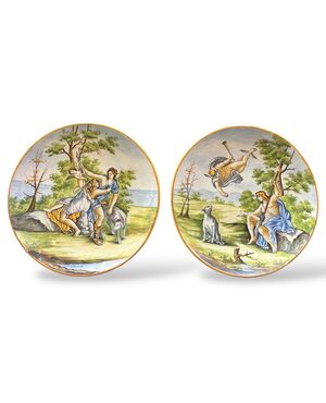 Coppia di piatti decorativi in maiolica 