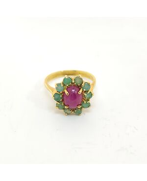 Anello in oro con rubini e smeraldi 