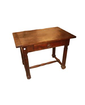 Tavolo scrittoio rustico Italiano di inizio 1800 in legno di noce con cassetto