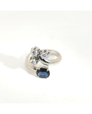Anello in oro con diamanti e zaffiro
