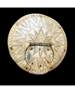Tabacchiera in legno tornito e corno datata 1834
