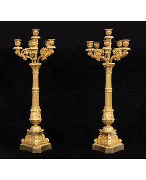 Coppia di candelabri antichi Carlo X a sei fiamme in bronzo dorato appartenente agli inizi del XIX secolo.