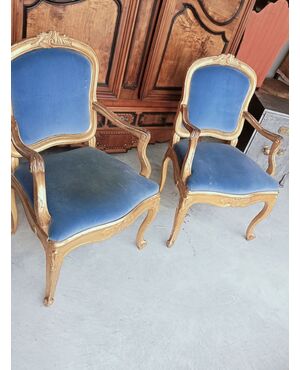 Coppia di poltrone in legno dorato con gambe mosse