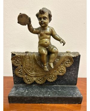 Statuina di bronzo di un putto seduto