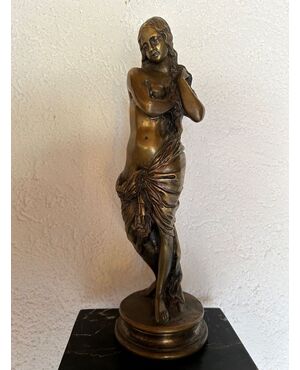 Scultura di una donna in bronzo