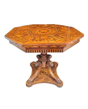 Tavolo ottagonale in legno intasiato, lastronato e pirografato