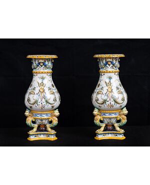 Coppia di vasi antichi firmati "Ginori" in maiolica smaltata. Periodo seconda metà del XIX secolo.