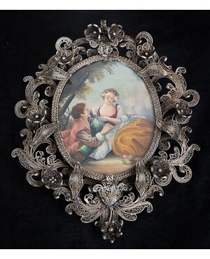 Placca dipinta a mano raffigurante scena galante con cornice in filigrana di argento. Roma XVIII secolo.
