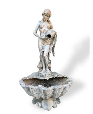  Fontana in stile neoclassico in bronzo patinato con ninfa, primi ’900