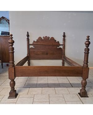 Letto in noce con colonne del '600