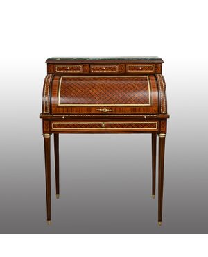Scrittoio antico Napoleone III in legni esotici pregiati con innesti di elementi in bronzo dorato.Francia inizio XX secolo.