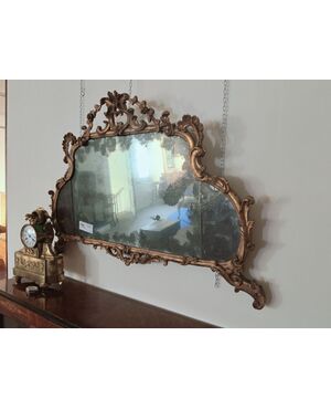 Specchiera orizzontale in legno dorato con fregi 