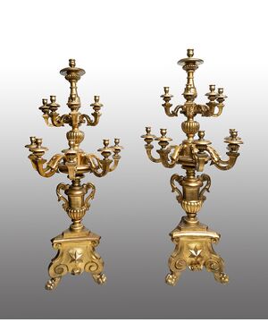 Coppia di candelabri antichi Napoletani in legno dorato e intagliato appartenente alla seconda metà del XVIII secolo. Altezza 205cm.