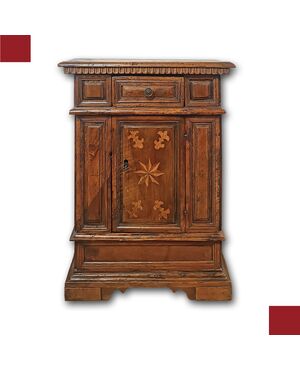 PICCOLA CREDENZA IN NOCE CON INTARSI SECONDA META’ XVI SECOLO 
