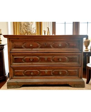 Cassettone del 1600 con Bugne Scolpite