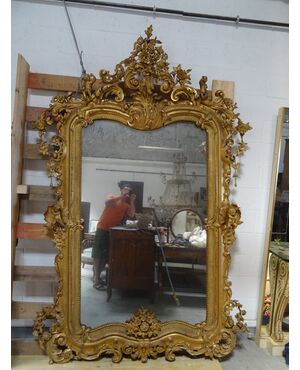 Grande specchiera dorata a foglia scolpita con putti e volute primi 1800 Torino