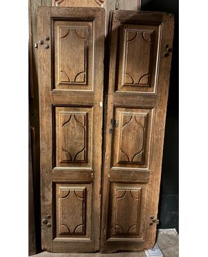 PTI758 - Porta in noce con pannelli intagliati, epoca '700, misure cm L 102 x H 205
