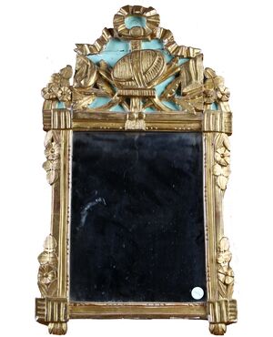 Specchiera francese di fine 1700 in legno intagliato, dorato foglia oro e laccato