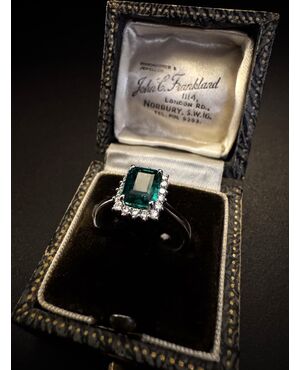 Anello  con Smeraldo  e  Diamanti 