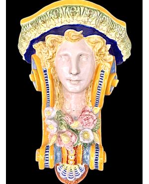 Mensola in maiolica con volto neoclassico e motivi floreali art nouveau.Manifattura Minardi,Faenza.