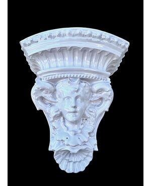 Mensola in maiolica bianca con figura femminile.Faenza.