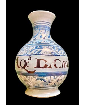 Bottiglia in maiolica a sfondo berettino con decoro a motivi vegetali e geometrici stilizzati.Faenza.
