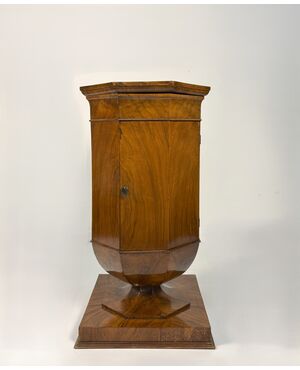 Tulip bedside table veneered in walnut, first half of the 19th century