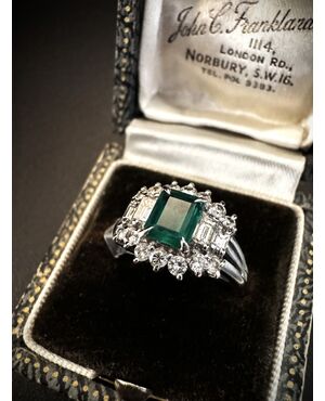 Anello  in  Platino  con  Smeraldo  e  Diamanti