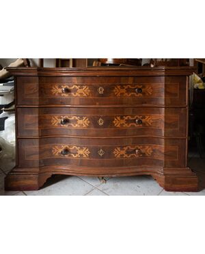 18th-century chest of drawers with 3 inlaid drawers, serpentine front and antique locks