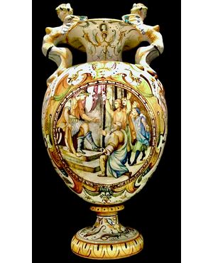 vaso in maiolica con prese laterali a forma di arpie e decoro a raffaellesche e grottesche.Cantagalli,Firenze.