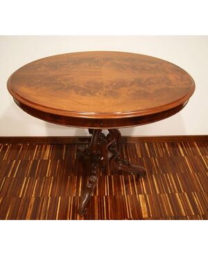 Antique oval table from the 1800s, Louis Philippe style, in mahogany feather.