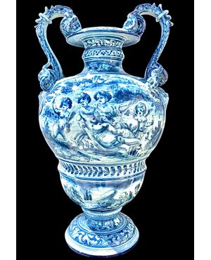 Grande vaso in maiolica  con manici serpentiformi e decoro a personaggi,putti e satiri su sfondo agreste stile Savona, manifattura Cantagalli Firenze.