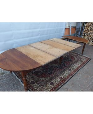ROUND EXTENDABLE TABLE IN WALNUT, 19th CENTURY. L129xW131xH74 cm. Total extension 370 cm