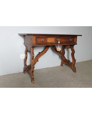 Antique Fratina writing desk, mid-1700s, solid walnut. Piedmont, 18th century. Dimensions: 116 x 50 cm.