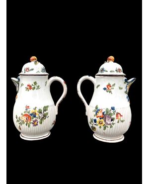 Coppia dì caffettiere in maiolica a decoro floreale .Manifattura di Felice Clerici,Milano.
