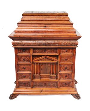 Monetiere in legno di noce e di cedro, intagliato e dipinto, Nord Italia, fine XVIII secolo inizi XIX secolo