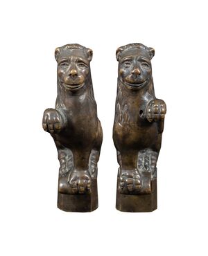 Pair of small bronze sculptures - Grotesque Lions. Italy, 18th-19th century.