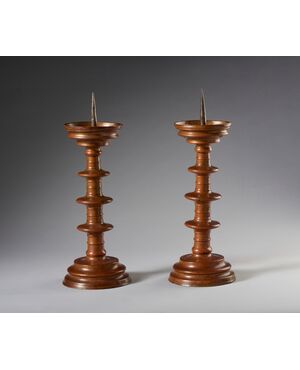 Coppia di candelieri ad anelli in bronzo