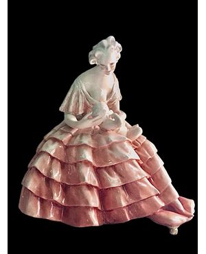 Scultura in ceramica raffigurante madre che allatta bimbo.Manifattura di Guido Cacciapuoti.